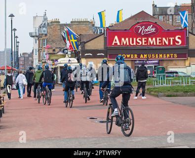 Portobello, Édimbourg, Écosse, Royaume-Uni. 28 avril 2023. Nuageux et terne avec une température de 13 degrés centigrade au bord de la mer par le Firth of Forth. Photo : cyclistes sur la promenade lors d'une visite à vélo d'Édimbourg. Crédit : Arch White/alamy Live News. Banque D'Images