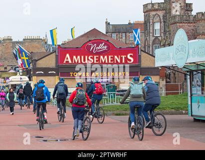 Portobello, Édimbourg, Écosse, Royaume-Uni. 28 avril 2023. Nuageux et terne avec une température de 13 degrés centigrade au bord de la mer par le Firth of Forth. Photo : cyclistes sur la promenade lors d'une visite à vélo d'Édimbourg. Crédit : Arch White/alamy Live News. Banque D'Images