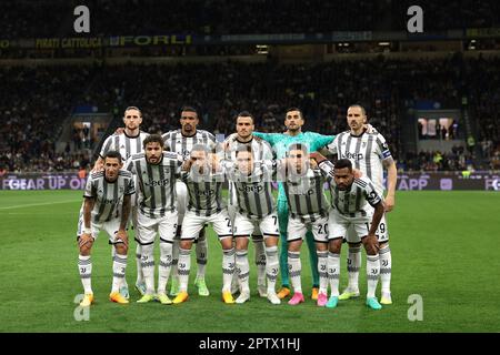 Milan, Italie, 26th avril 2023. Les Juventus à partir de onze font la queue pour une photo d'équipe avant le coup d'envoi, rangée arrière ( de L à R ); Adrien Rabiot, Gleison Bremer, Filip Koscic, Mattia Perin et Leonardo Bonucci, rangée avant ( de L à R ); Angel Di Maria, Manuel Locatelli, Matt de Sciglio, Federico Chiesa, Fabio Miretti et Alex Sandro, dans le match de Coppa Italia à Giuseppe Meazza, Milan. Le crédit photo devrait se lire: Jonathan Moscrop / Sportimage Banque D'Images