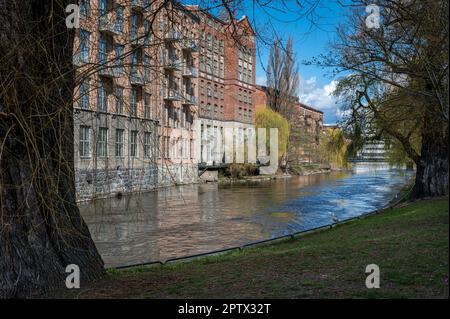 Ancienne fabrique de laine et rivière Motala, vue depuis Stromparken au printemps à Norrkoping, en Suède. Norrkoping est une ville industrielle historique. Banque D'Images