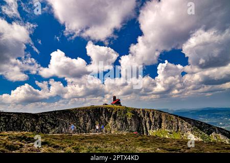 Paysage de montagne. La station relais se dresse au-dessus d'un précipice à Snow cirques, superbe formation de roche à Karkonosze, Pologne. Karkonosze, Szklarska Poreba. Banque D'Images