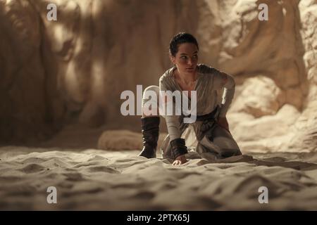 Kiev, Ukraine - 14 avril 2023: Cosplayer girl présente le personnage Rey Skywalker de l'univers Star Wars et le protagoniste du film de séquelles tri Banque D'Images