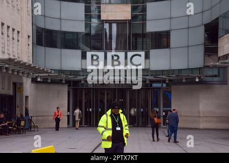 Londres, Royaume-Uni. 28th avril 2023. Vue extérieure de Broadcasting House, le siège de la BBC dans le centre de Londres, alors que le président de la BBC Richard Sharp démissionne après qu'il ait émergé qu'il n'a pas déclaré son rôle dans un prêt de £800 000 à l'ancien Premier ministre Boris Johnson. Credit: Vuk Valcic/Alamy Live News Banque D'Images