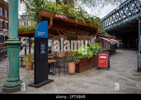 Audrey's London Cafe & Bar, 1 Flat Iron Square, Londres, quartier de Southwark, Londres. Banque D'Images