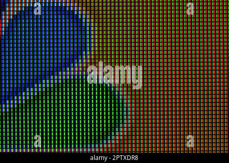 Vue rapprochée du panneau de téléviseur LED agrandi montrant une grille de pixels minuscules avec une intensité d'émission de couleurs différentes. Banque D'Images