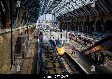 Trains de la gare de London Kings Cross - trains à la gare de London Kings Cross. LNER Azuma s'entraîne à la gare de Kings Cross à Londres. Banque D'Images