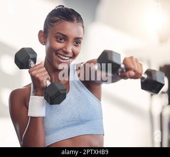 Femme, haltères ou poinçonner dans l'entraînement de gym, entraînement ou exercice dans la croissance musculaire, corps fort ou objectif de bien-être. Sourire, heureux ou athlet de fitness Banque D'Images