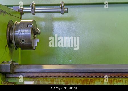 Broche de tournage CNC et ancien tour de machine Banque D'Images