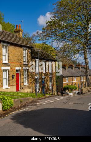 Maisons mitoyennes dans la zone protégée de Windmill Hill à Gravesend Kent, le matin ensoleillé du printemps Banque D'Images