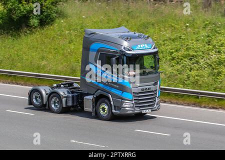 Tracteur à cabine avec chariot élévateur arrière 2023 gris bleu Daf CF 330 6x2 10 pneus avec plaques d'échange ; DAF CF 330 Euro 6 cabine couchette, 6x2 relevage arrière ; sur l'autoroute M61, Royaume-Uni Banque D'Images