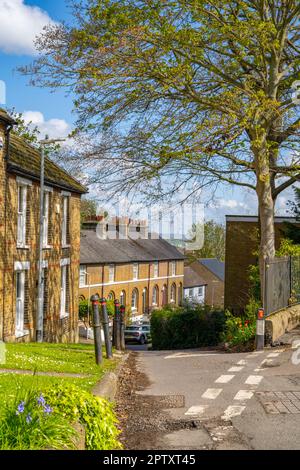 Maisons mitoyennes dans la zone protégée de Windmill Hill à Gravesend Kent, le matin ensoleillé du printemps Banque D'Images