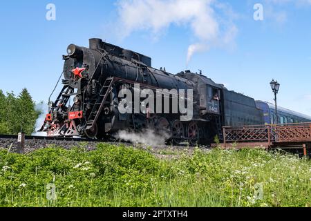 SORTAVALA, RUSSIE - le 11 JUIN 2022 : gros plan de la locomotive de transport de marchandises de ligne principale soviétique L-4429 (Lebedyanka) le jour ensoleillé de juin. Station Sortavala-Centre Banque D'Images