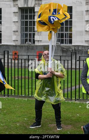 Londres, Royaume-Uni. 28th avril 2023. PCS Strike Day les membres du rassemblement et les partisans de la fonction publique et du secteur public frappent sur le travail lourd à bas salaires, les retraites, la sécurité de l'emploi en face de Downing Street. Crédit : voir Li/Picture Capital/Alamy Live News Banque D'Images