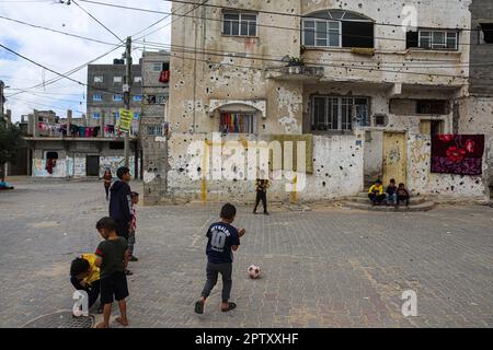 Gaza, Palestine. 28th avril 2023. Des enfants palestiniens jouent au football devant une maison touchée par le conflit israélo-palestinien à Beit hanoun, dans le nord de la bande de Gaza, sur 28 avril 2023. Photo de Ramez Habboub/ABACAPRESS.COM crédit: Abaca Press/Alay Live News Banque D'Images