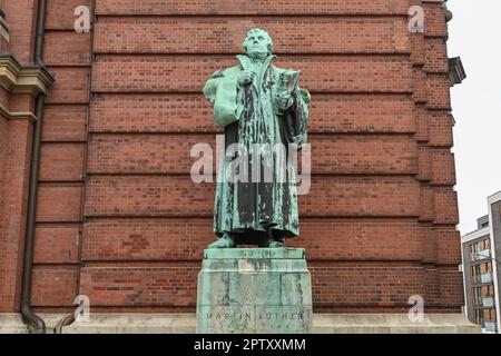 Statue Martin Luther, rue Hauptkirche Michaelis, Hambourg, Allemagne Banque D'Images