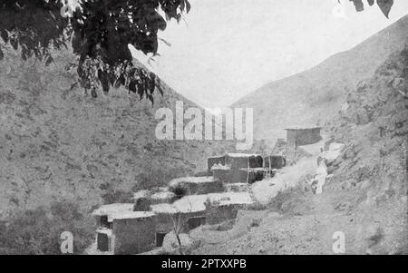 La vie au Maroc, Afrique, c1905. Un village berbère dans l'Atlas. Les Berbères sont un groupe ethnique autochtone dans la région du Maghreb en Afrique du Nord. Également connu sous le nom d'Amazigh. Les montagnes de l'Atlas s'étendent à travers le Maroc, l'Algérie et la Tunisie. D'après la photo du Dr Rudduck, il semblerait que le Dr John Burton Rudduck ait voyagé au Maroc à vélo et entrepris des travaux volontaires à Marrakech. Banque D'Images