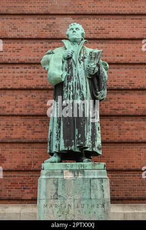 Statue Martin Luther, rue Hauptkirche Michaelis, Hambourg, Allemagne Banque D'Images