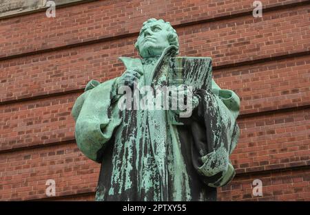 Statue Martin Luther, rue Hauptkirche Michaelis, Hambourg, Allemagne Banque D'Images