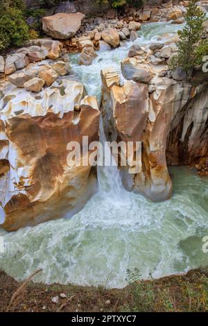 Inde, Uttarakhand, Gangotri. Himalaya. Lieu de pèlerinage. Rivière Bhagirathi, source de Ganga, rivière Ganges. Banque D'Images