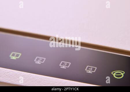 Photo détaillée d'ampoules l'Internet modem. Résumé arrière-plan technique. Les feux lumineux moderne sur la surface de plastique blanc routeur wi-fi Banque D'Images