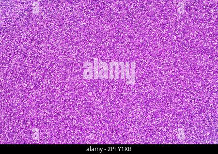 Paillettes décoratives violet. Image en arrière-plan avec des lumières de bokeh petits éléments qui reflètent la lumière Banque D'Images