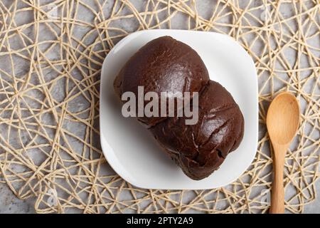 Pain au chocolat dans une assiette blanche Banque D'Images