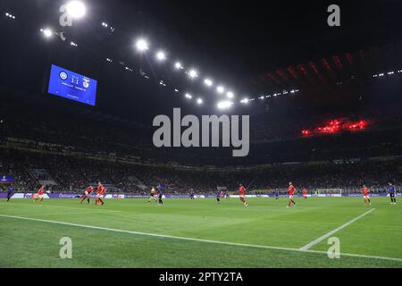 Milan, Italie, 19th avril 2023. Les fans de SL Benfica sont vus comme des fusées éclairantes dans une vue générale lors du match de l'UEFA Champions League à Giuseppe Meazza, Milan. Le crédit photo devrait se lire: Jonathan Moscrop / Sportimage Banque D'Images