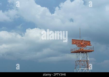 Le rouge et blanc à la lumière du jour radar de l'aéroport Banque D'Images