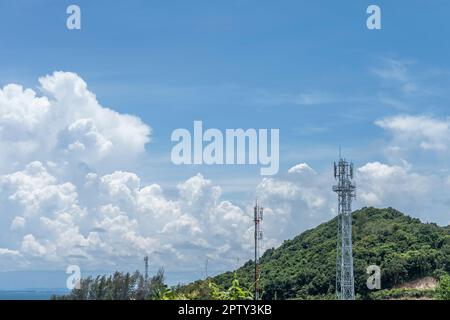 Tour de signalisation ou antenne réseau sommet de montagne Banque D'Images