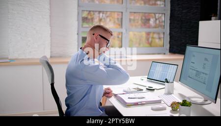 Fatigue de posture douleur d'épaule.Homme mature sur poste de travail Banque D'Images