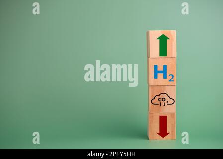 L'hydrogène est utilisé pour remplacer le dioxyde de carbone, ce qui contribue à réduire le réchauffement de la planète. Cube en bois icône H2 hydrogène. Banque D'Images