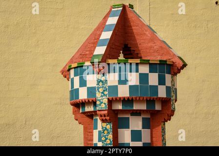 Cheminée et coupole sur le toit de la Casa Vicens, conçu par Antoni Gaudí (Barcelone, Catalogne, Espagne) ESP: Chimenea y templete de la Casa Vicens Banque D'Images