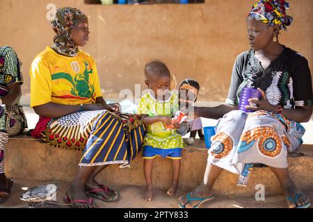 Enfant mangeant la nourriture thérapeutique Plumpy'nut alors qu'il est à l'hôpital pour la malnutrition dans la région de Segou, Mali, Afrique de l'Ouest. 2022 crise de la sécheresse et de la faim au Mali. Banque D'Images
