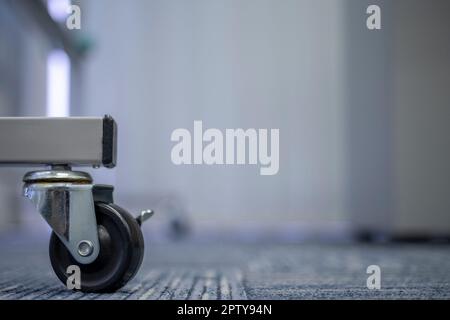 Les petites roues de caoutchouc noir sur le tapis. Banque D'Images