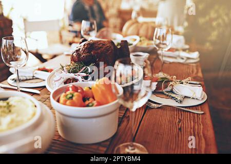 Repas de table, dinde et viande pour Thanksgiving, déjeuner de Noël et de famille, dîner et fête à la maison dans la salle à manger. Arrière-plan, fête et roas Banque D'Images