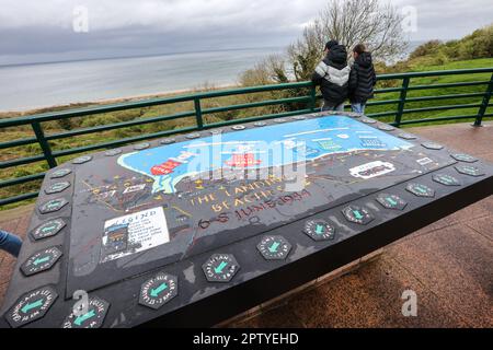 Le Cimetière américain et Mémorial de Normandie, Cemétrie américaine de Normandie, Cimetière américain, en France, est, situé, à, Colleville-sur-Mer, Normandie, Normandie, établie par les États-Unis Première armée sur 8 juin 1944 comme la première, cimetière américain, on, européen, sol, Dans, deuxième Guerre mondiale Le site du cimetière, couvre 172,5 acres et contient les tombes de 9 386, militaires morts, dont la plupart ont perdu la vie dans le, jour J, les débarquements, et les opérations qui ont suivi. Banque D'Images