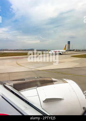 Istanbul, Turquie, 07.23.2022 ; les avions des compagnies aériennes Pegasus sont en train de rouler sur le terrain de l'aéroport Sabiha Gokcen. Vue depuis le cockpit, vue en grand angle Banque D'Images