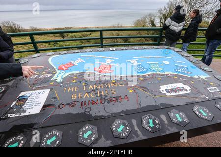 Le Cimetière américain et Mémorial de Normandie, Cemétrie américaine de Normandie, Cimetière américain, en France, est, situé, à, Colleville-sur-Mer, Normandie, Normandie, établie par les États-Unis Première armée sur 8 juin 1944 comme la première, cimetière américain, on, européen, sol, Dans, deuxième Guerre mondiale Le site du cimetière, couvre 172,5 acres et contient les tombes de 9 386, militaires morts, dont la plupart ont perdu la vie dans le, jour J, les débarquements, et les opérations qui ont suivi. Banque D'Images