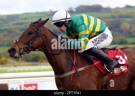 Imperméable et envahi par le jockey Brian Hayes sur le chemin de gagner le béton irlandais Hanlon EBF Glencarraig Lady Francis Flood Mares Chase le quatrième jour du Punchestown Festival à Punchestown Racecourse dans le comté de Kildare, en Irlande. Date de la photo: Vendredi 28 avril 2023. Banque D'Images
