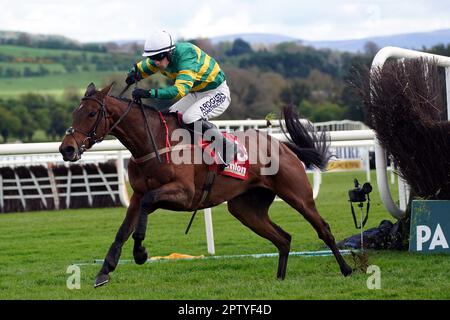 Imperméable et envahi par le jockey Brian Hayes sur le chemin de gagner le béton irlandais Hanlon EBF Glencarraig Lady Francis Flood Mares Chase le quatrième jour du Punchestown Festival à Punchestown Racecourse dans le comté de Kildare, en Irlande. Date de la photo: Vendredi 28 avril 2023. Banque D'Images