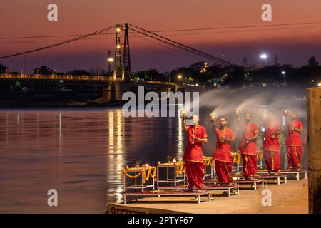 Inde, Uttarakhand, Rishikesh, Ganga, fleuve Ganges, Cérémonie de Ganga Aarti. Banque D'Images