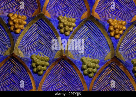 Détail du plafond en plâtre de muqarnas de la chambre fumeur de Casa Vicens, conçu par Gaudí (Barcelone, Catalogne, Espagne) Banque D'Images