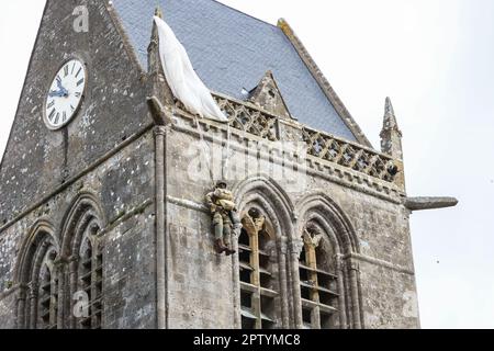 Église,où,pendant,l'opération aérienne américaine,paratrooper,John Steele,John Steele,parachute,attrape,l'église,steeple,et,il,accrocha,leur,prétendant,être,mort,un effigie,Normanquin,de,lui,ainsi,parachute,reste,le,village,de,la,Normandie,France,1944 le,jour,d,de,France,par,l'église,France,France,France,France,France,France,après,le,le,siècle,de,par,siècle,par,l'armée,française,France,par,France,le,le,siècle,siècle,siècle,de,par,France,siècle,par,France,France,France,par,l'église,France, Banque D'Images