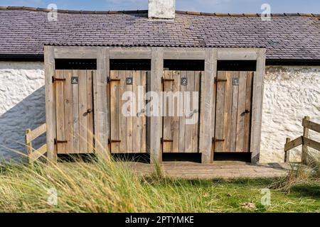 Les Pilots Cottages, sur l'île de Llanddwyn au nord du pays de Galles, avec son histoire célèbre et ses vues pittoresques sur le détroit de Menai et la plage de Newborough, est un Banque D'Images