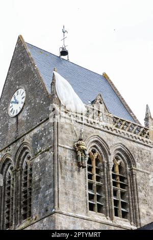 Église,où,pendant,l'opération aérienne américaine,paratrooper,John Steele,John Steele,parachute,attrape,l'église,steeple,et,il,accrocha,leur,prétendant,être,mort,un effigie,Normanquin,de,lui,ainsi,parachute,reste,le,village,de,la,Normandie,France,1944 le,jour,d,de,France,par,l'église,France,France,France,France,France,France,après,le,le,siècle,de,par,siècle,par,l'armée,française,France,par,France,le,le,siècle,siècle,siècle,de,par,France,siècle,par,France,France,France,par,l'église,France, Banque D'Images