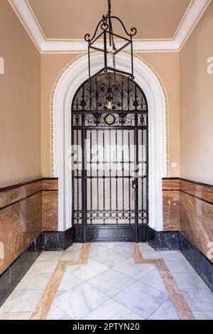 Porte de barre en fer forgé noir avec fenêtre en verre de 1907 Banque D'Images