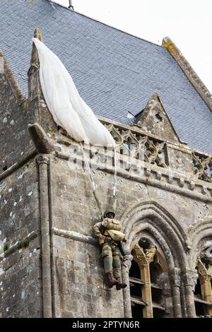 Église,où,pendant,l'opération aérienne américaine,paratrooper,John Steele,John Steele,parachute,attrape,l'église,steeple,et,il,accrocha,leur,prétendant,être,mort,un effigie,Normanquin,de,lui,ainsi,parachute,reste,le,village,de,la,Normandie,France,1944 le,jour,d,de,France,par,l'église,France,France,France,France,France,France,après,le,le,siècle,de,par,siècle,par,l'armée,française,France,par,France,le,le,siècle,siècle,siècle,de,par,France,siècle,par,France,France,France,par,l'église,France, Banque D'Images