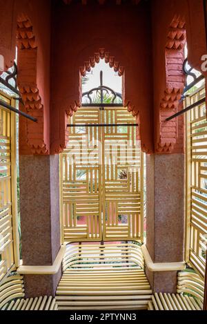 Fenêtre - petit balcon du salon au premier étage de la Casa Vicens conçu par Gaudí (Barcelone, Catalogne, Espagne) Banque D'Images