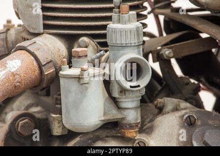 Vieux carburateur dans le moteur d'une voiture ancienne pendant de nombreuses années Banque D'Images