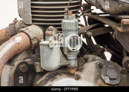 Vieux carburateur dans le moteur d'une voiture ancienne pendant de nombreuses années Banque D'Images